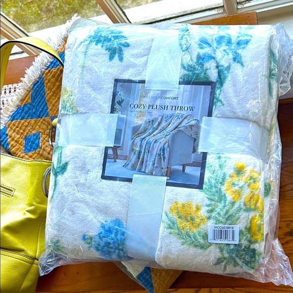 Cottage Cozy Plush Throw - White with Blue and Yellow Floral 50 x 70 NEW! - Picture 5 of 8